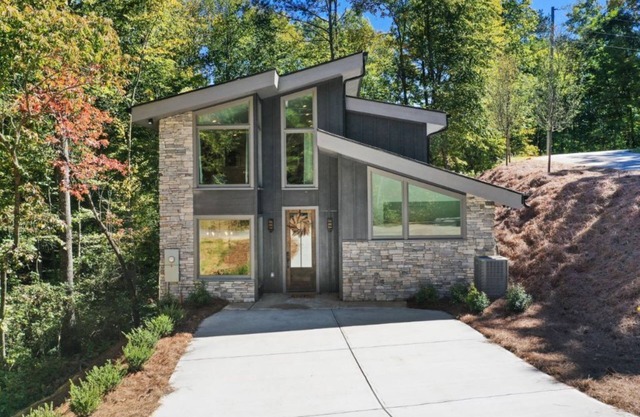 Newly Constructed Modern Farmhouse, Hot Tub, Outdoor Covered Fireplace, Creek