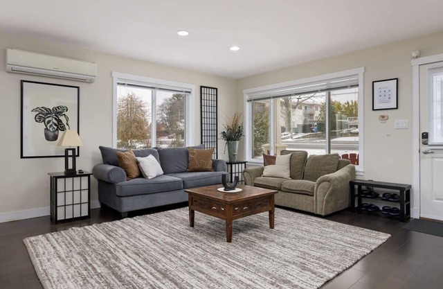 Newly Furnished 2-BD, 1-WC home. Close to Ferry