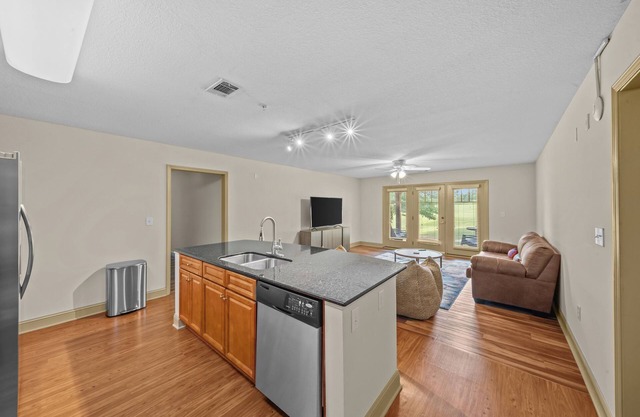NEWLY FURNISHED 4BR/4BA condo 8 mins from Memorial Stadium 15 mins from Clemson!