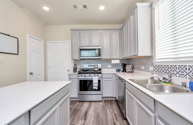 Newly Furnished - Family & Pet Friendly-Zube Park