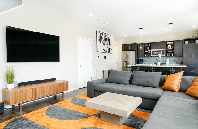 Newly Furnished Modern Executive Rental - 30+ Day Stays - Private Hot Tub