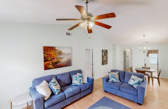 Newly furnished townhome near Augusta National with 85' TV