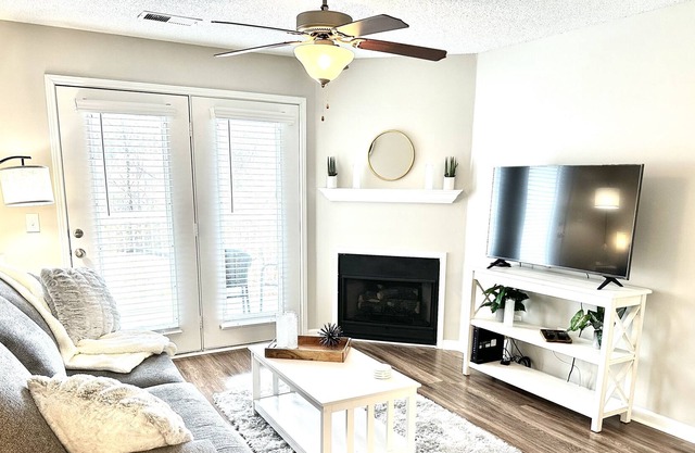 Newly Furnished w/ all the amenities you have at home! 20 min away from downtown