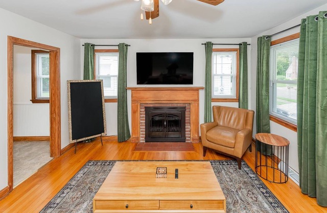 Newly Listed! 4mi to UT! Great Walkability to Restaurants/Shops - Creek and Firepit in Backyard