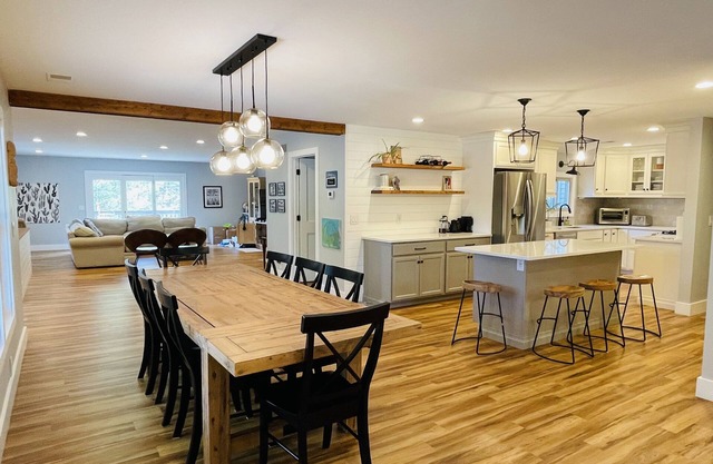 * Newly Listed Lake House! Sleeps up to 12. Large sandy beach & swim area *