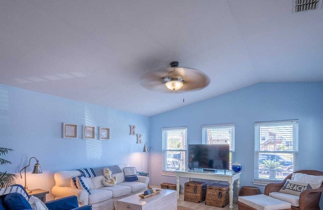 Newly Listed - Walk to the Beach ! Located off of 11th St. Small Fenced Yard. Dogs ok. King bed