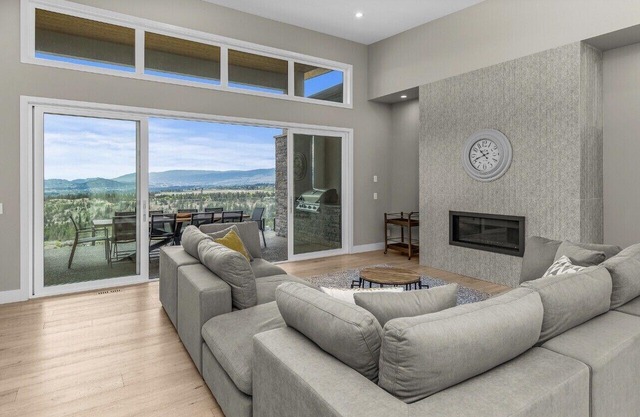 Newly Modern House w/urban landscape of Kelowna!！