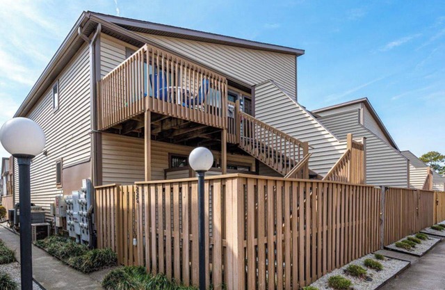Newly Refreshed 2 bed, 2 bath condo. Private outdoor space, 7 min walk to beach