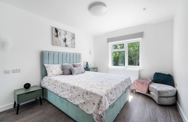 Newly Refurbished 2 Bed Flat Close to Mill Hill Broadway and Train
