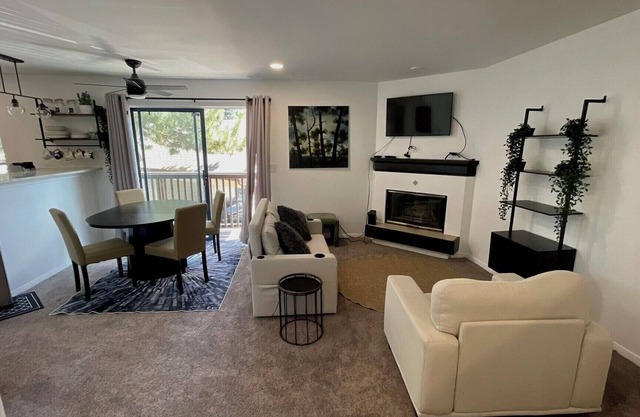 Newly Remodeled 2BR w/Pool & Parking–Heart of DTC