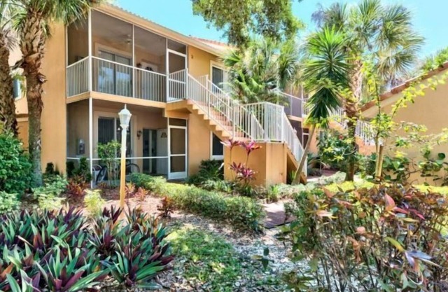 Newly Remodeled 1st Floor End Unit With Gorgeous Lake Views In Falling Waters!