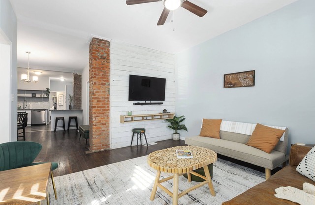 Newly Remodeled 3BD/1BA near Crossroads Fenced Pets Welcome!