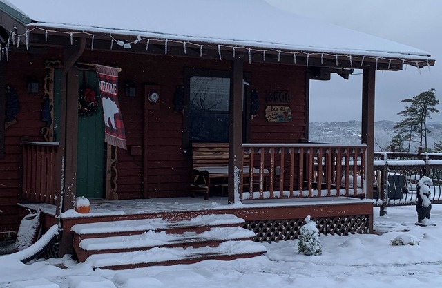 Newly remodeled cabin with amazing views!