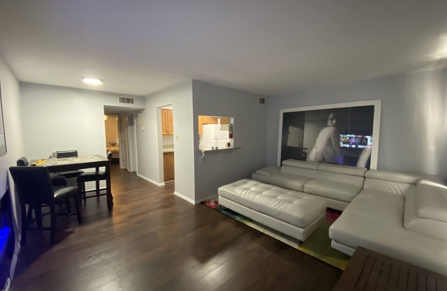 Newly remodeled condo on the border by sea.