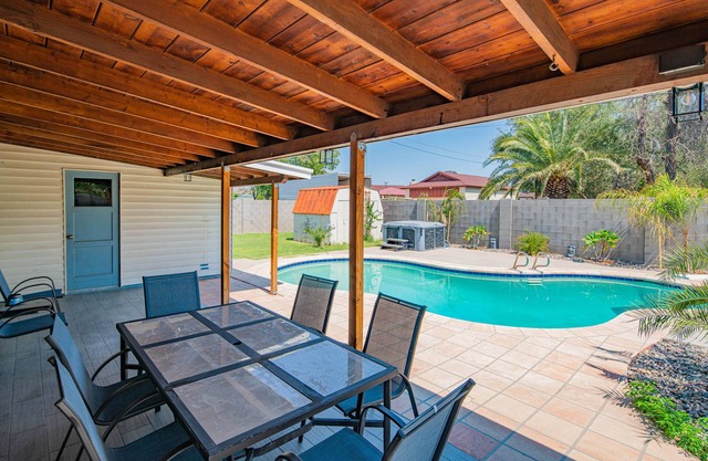 Newly-remodeled desert retreat with pool & hot tub! Fun for the whole family!