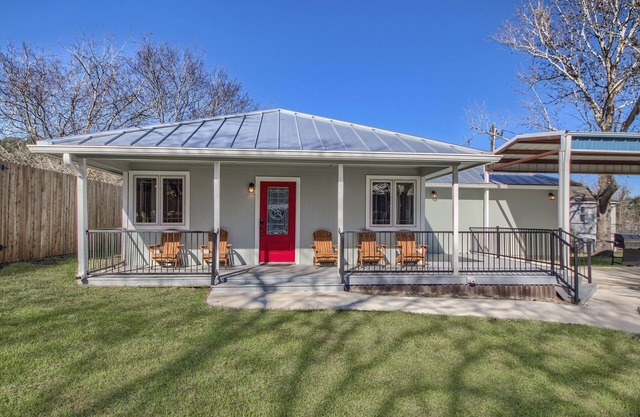 Newly remodeled house, fire pit and river access across the street!