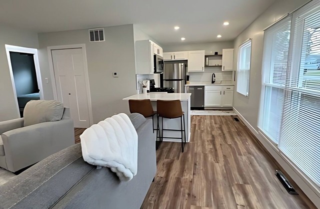 Newly Remodeled Monthly Special! 2 Bd/1Bath Home!