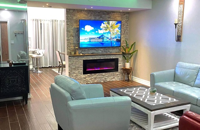 Newly remodeled modern townhouse -15 minutes from Honeymoon Island.