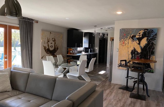 Newly Remodeled Modern - Downtown Roanoke -walk to dining/shopping/movie house