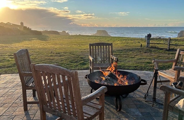 NEWLY REMODELED! Pebble Palace! ★OCEANFRONT★ HOT TUB ★ WOW VIEWS★