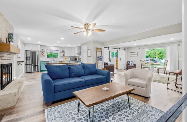 Newly remodeled secluded home near downtown with Ping-Pong table, patio, W/D, AC