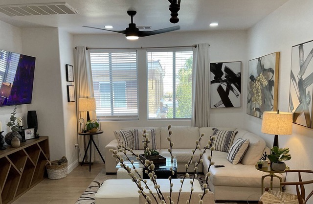 Newly Remodeled Townhome 20 Minutes From the Strip