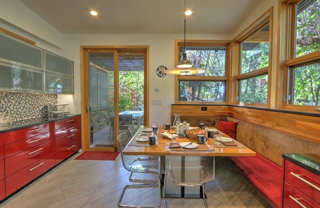 Newly Remodeled, Bright & Spacious Modern Home, 15 min Walk to Downtown & Pools!