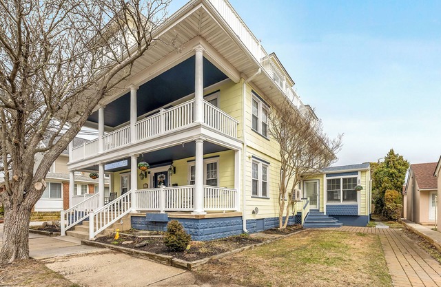 Newly remodeled Crocus by the Sea Side Cottage close to everything & first floor