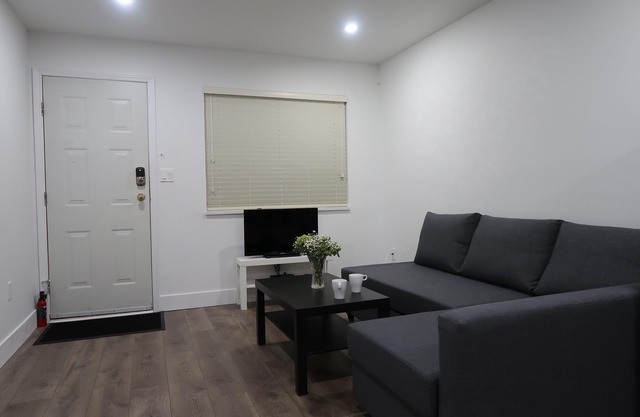 Newly remodelled Charming 1 bedroom with AC, Wife, Heating and Easy parking