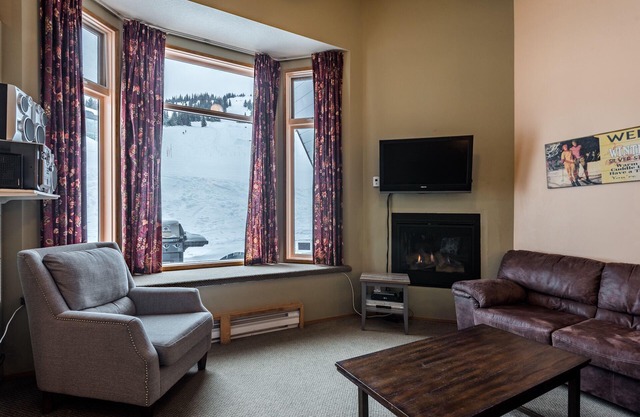 Newly renovated townhouse - ski right to your door, Private hot tub, BBQ