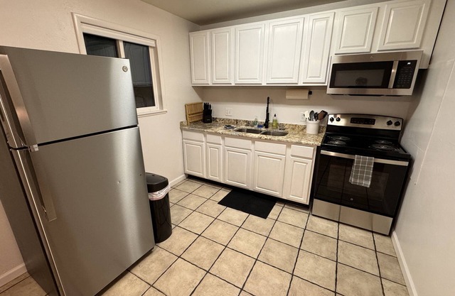 Newly renovated Eastside Colorado Springas 2 bedroom, 1 bath apartment