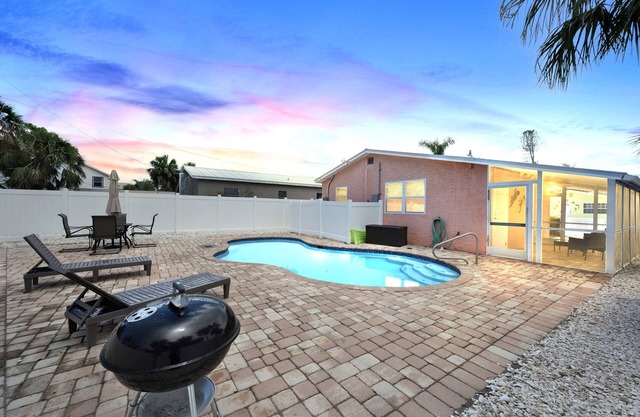 Newly Renovated🌴Coral Reef Villa - Steps away from beach/private heated pool🌞