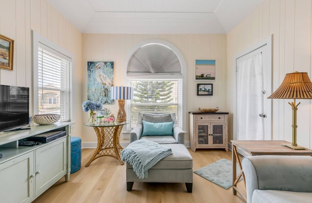 Newly renovated NSB bungalow across from beach and walk to Flagler Ave