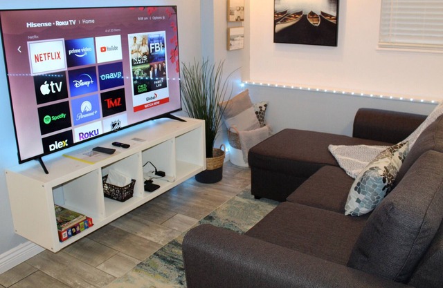 Newly Renovated 1 Bedroom Suite with Free Parking & Fast WIFI