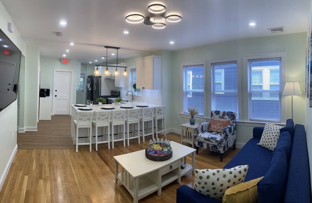 NEWLY RENOVATED. 10 MINS TO BOTON. 3bds/2bths in a small friendly neighborhood.
