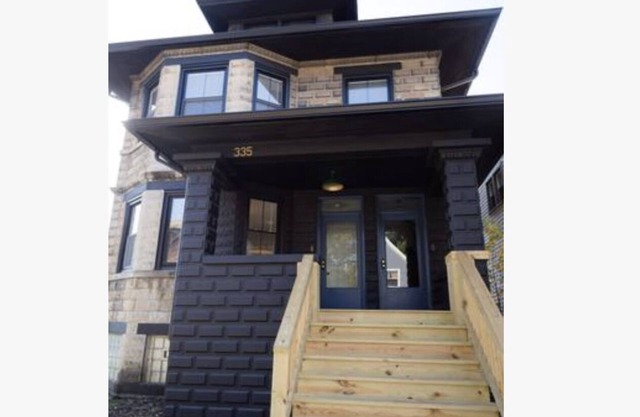 Newly renovated 2-bedroom flat in charming Forest Park, Pet Friendly!