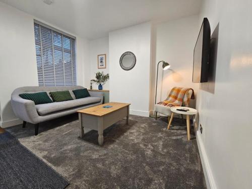 Newly Renovated 2 Bed with Garden & Parking