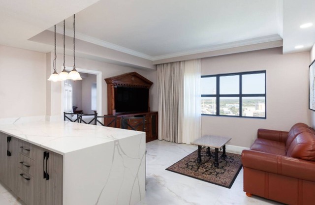 NEWLY RENOVATED*2 Bedroom Resort Condo @ Highrise Walking distance to UNIVERSAL
