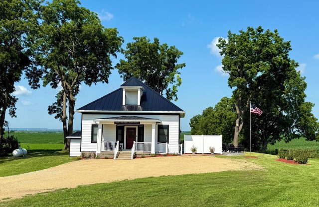 Newly renovated 2-bedroom house with Hottub in lovely Galena countryside