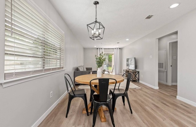 NEWLY Renovated 2b/1b ~ 2 Miles from CAMPUS!