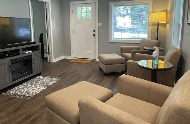 Newly Renovated 2B/2BA Home! Just minutes from dining, shopping & downtown area!
