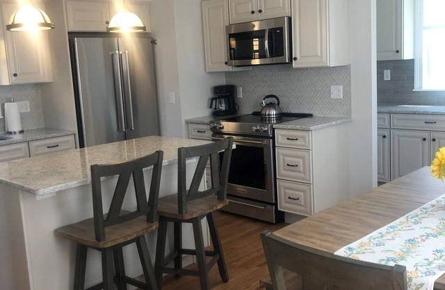 Newly renovated 3 bedroom/2 bath home one block from Dubois beach!