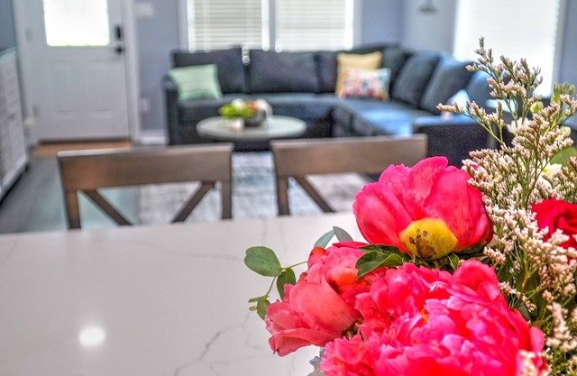 Newly renovated 3B/2Bath house in historic League City, walkable to shops & Food