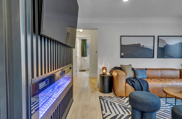 Newly Renovated 4 BD/3 BA Birmingham Home Hot Tub