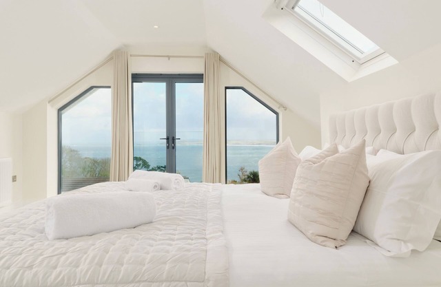 Newly renovated 4 en-suite bedrooms, panoramic sea views, Hot Tub, EV charger