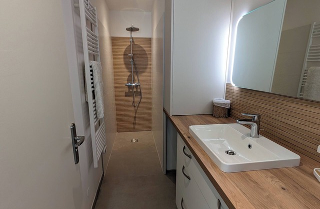 Newly renovated apartment for 8 to 12 people, 5 minutes from the center of Nîmes.