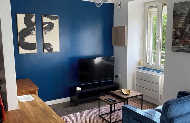 Newly renovated apartment near shops