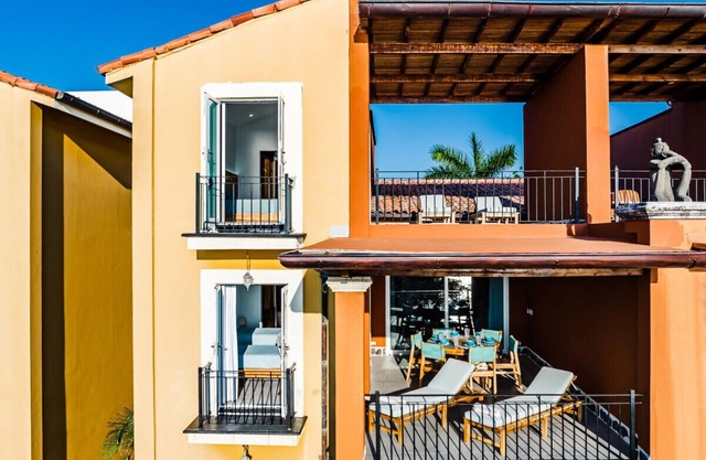 Newly Renovated, Beachfront, 3 bed Condo on Exclusive Langosta Beach!
