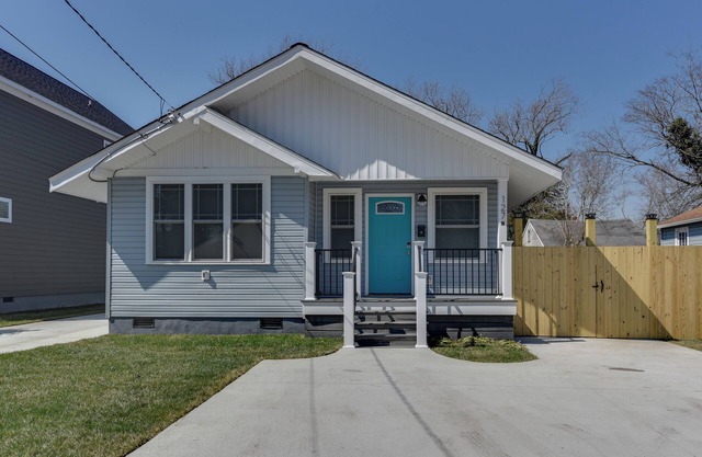 Newly Renovated Beach Rancher - Walk to the Beach!