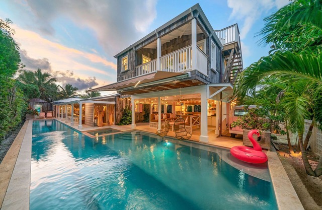 Newly Renovated Retro Designer Bungalow 200' from Beach w/VW Bus Grill & Pool